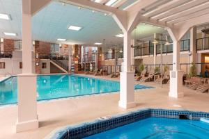 una piscina in un grande edificio con un edificio di Delta Hotels by Marriott Kalamazoo Conference Center a Kalamazoo