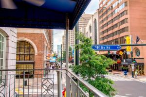 um sinal de rua para Ellis Street em uma cidade em Ellis Hotel, Atlanta, a Tribute Portfolio Hotel em Atlanta