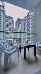 um banco e uma mesa numa varanda com edifícios altos em Alantis Residence/CityArea/4-6Pax/Jonker/JHomestay em Malaca