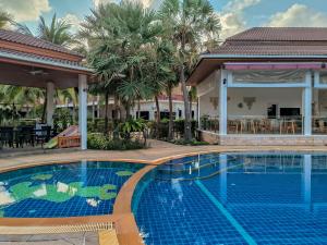 einem Pool vor einem Resort in der Unterkunft Rawai Grand House -SHA Plus in Rawai Beach