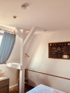 Ein Bett oder Betten in einem Zimmer der Unterkunft Alt-Emder Bürgerhaus
