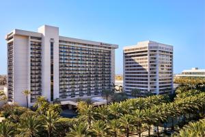 dois edifícios altos com palmeiras no primeiro plano em Anaheim Marriott em Anaheim