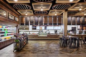 ein Fast-Food-Restaurant mit Tischen und einer Theke in der Unterkunft Anaheim Marriott in Anaheim