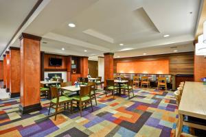un restaurant avec des tables et des chaises sur un tapis coloré dans l'établissement Fairfield Inn and Suites by Marriott Birmingham Fultondale / I-65, à Fultondale