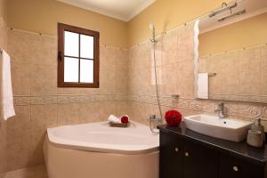 ein Badezimmer mit Toilette und Waschbecken in der Unterkunft KING´S HOUSE (Sea View and Indoor BBQ) in Estreito da Calheta + 13 Fotos