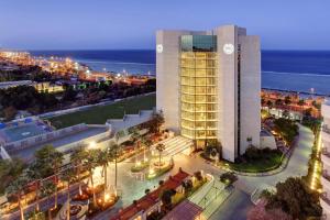 فندق شيراتون جدة في جدة: اطلالة على مبنى كبير في مدينة بالليل