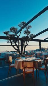 un restaurante con mesas, sillas y un árbol en Innova Sultanahmet Istanbul, en Estambul