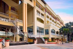 un gran edificio amarillo con escaleras delante en St. Kitts Marriott Resort & The Royal Beach Casino, en Frigate Bay