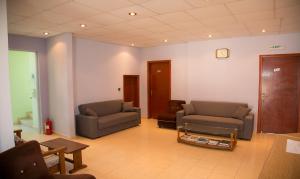 Sala de estar con 2 sofás y mesa de centro en Petania Hotel & Apartments, en Lixouri