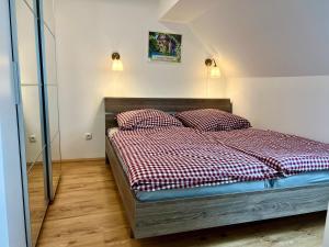 - une chambre avec un lit et 2 oreillers dans l'établissement Schilcherland Lodge, à Greisdorf