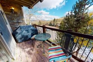 eine Terrasse mit einem Tisch und einem Stuhl auf dem Balkon in der Unterkunft Snowmas Village 20C in Snowmass Village
