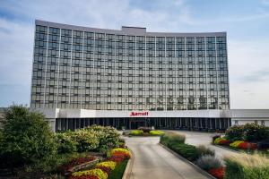 een groot gebouw met veel bloemen ervoor bij Chicago Marriott Oak Brook in Oak Brook