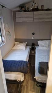 Mobil Home aménagé 2 chambres la teste camping****にあるベッド