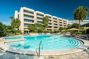una gran piscina frente a un hotel en Sheraton Tampa Brandon Hotel, en Tampa