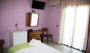 TV a/nebo společenská místnost v ubytování Petania Hotel & Apartments