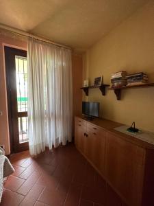 Cazzago San MartinoにあるB&B L'angoloのキッチン(テレビ付)、窓が備わる客室です。