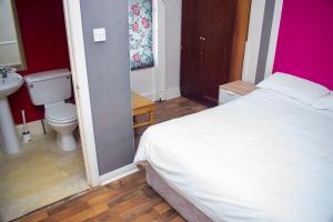 Łóżko lub łóżka w pokoju w obiekcie Paddy's Palace Belfast