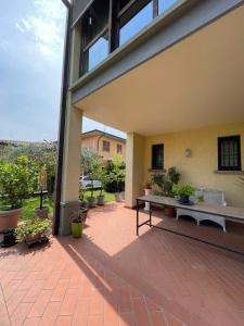 Cazzago San MartinoにあるB&B L'angoloの屋外パティオ(ベンチ、鉢植えの植物付)