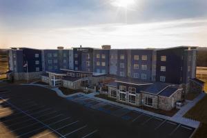 uma vista aérea de um hotel com painéis solares em Residence Inn by Marriott Louisville Old Henry em Louisville