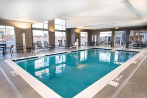 een groot zwembad met blauw water in een gebouw bij Residence Inn by Marriott Louisville Old Henry in Louisville