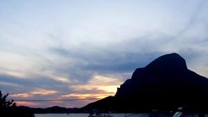 eine Silhouette eines Berges unter einem wolkigen Himmel in der Unterkunft Blue Sand 2 in Masouri