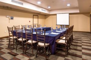 uma sala de conferências com uma mesa longa e cadeiras em Four Points by Sheraton Saltillo em Saltillo