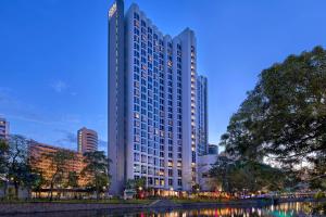 un gran edificio en una ciudad por la noche en Four Points by Sheraton Singapore, Riverview en Singapur