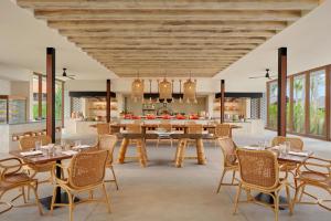 Restaurace v ubytování Sheraton Belitung Resort