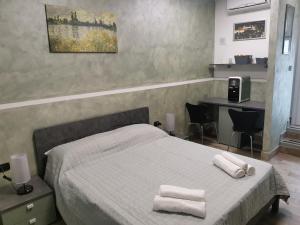ein Schlafzimmer mit einem Bett mit zwei Handtüchern darauf in der Unterkunft Nunù Bed and Breakfast in Acri