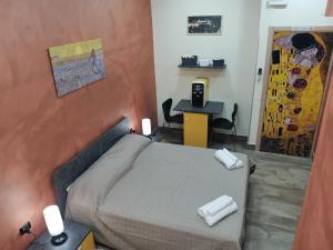 una camera con letto e scrivania con computer di Nunù Bed and Breakfast ad Acri