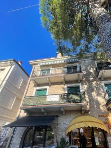 un edificio con un ombrello giallo davanti di La StorHouse nuovo appartamento sul corso di Porto Recanati a Porto Recanati