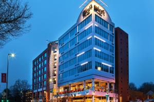 un edificio alto con un reloj encima en Aloft Raleigh en Raleigh