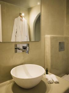 un gran lavabo blanco en el baño en Anthemis Suites, en Imerovigli