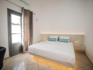 Postel nebo postele na pokoji v ubytování Anthemis Suites + 37 fotografií