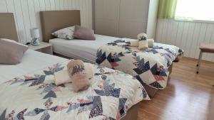 um quarto com duas camas e dois ursinhos de peluche em Villa Silvana Brown em Marusici 