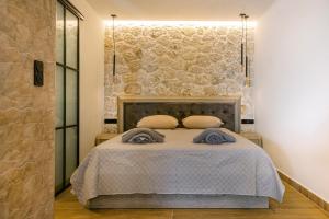 Postel nebo postele na pokoji v ubytování Black Rocks Luxury Seafront Beach Suite
