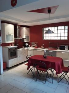 uma cozinha com uma mesa com uma toalha de mesa vermelha em Dalla Rossa em Montelupo Fiorentino
