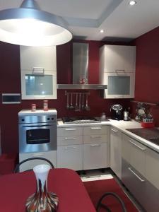 uma cozinha com armários brancos e um forno azul em Dalla Rossa em Montelupo Fiorentino