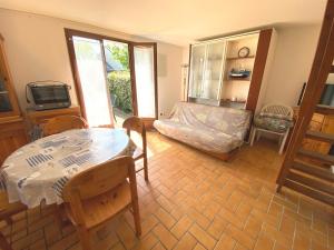 a living room with a table and a couch at Le Clos des Dunes, maison à Erdeven in Erdeven