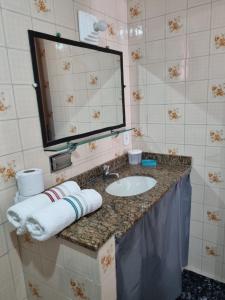 un bagno con lavandino e specchio di Cantinho do Canaã ad Arraial do Cabo Altre 84 foto
