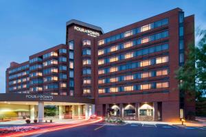 una rappresentazione dell'hotel radisson di notte di Four Points by Sheraton Richmond a Midlothian