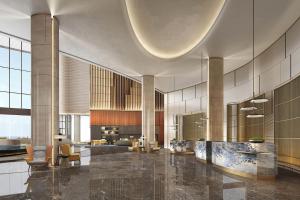 hol budynku z dużym holem w obiekcie Sheraton Rizhao Hotel w mieście Rizhao