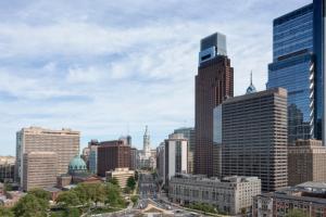 vistas al perfil urbano y edificios altos en Sheraton Philadelphia Downtown, en Filadelfia