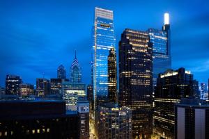 Sheraton Philadelphia Downtown في فيلادلفيا: منظر على أفق المدينة في الليل
