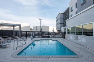 Fairfield by Marriott Inn & Suites Anaheim Los Alamitos 내부 또는 인근 수영장