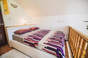 布雷日采的住宿－Holiday Home Vesna with Sauna，一间卧室配有一张床铺,床上有毯子