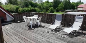 d'une terrasse avec une table et des chaises. dans l'établissement Ferienwohnung zwischen den Wieken, à Ostrhauderfehn