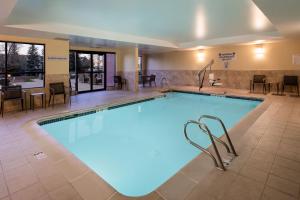 een groot zwembad in een hotel met tafels en stoelen bij Courtyard by Marriott Boulder Broomfield in Louisville