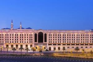 فوربوينتس باي شيراتون مكة النسيم في مكة المكرمة: مبنى ابيض كبير وامامه شارع