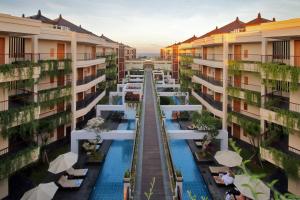 Bazén v ubytování VOUK Hotel and Suites Nusa Dua Bali nebo v jeho okolí